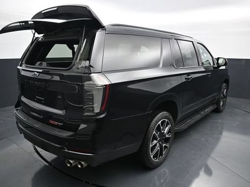 Used 2025 Chevrolet Suburban RST w/ Comfort Package AWD/4WD image 9