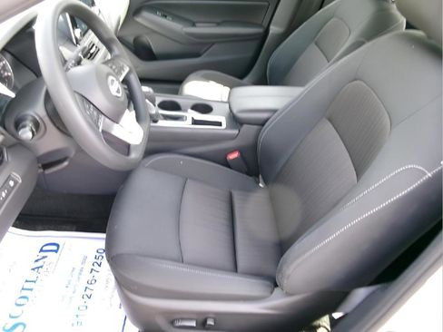 Used 2025 Nissan Altima 2.5 SV FWD image 13
