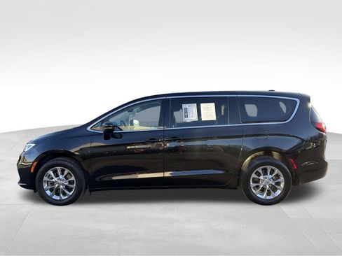 Used 2023 Chrysler Pacifica Touring-L image 8