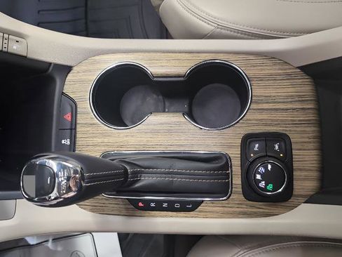 Used 2018 GMC Acadia Denali image 15