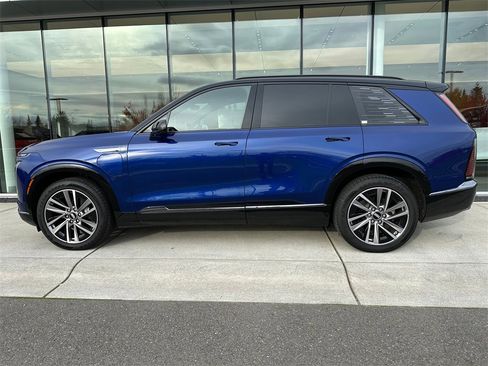 Used 2026 Cadillac Vistiq Sport image 2