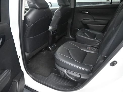 Used 2023 Toyota Highlander XLE FWD image 16