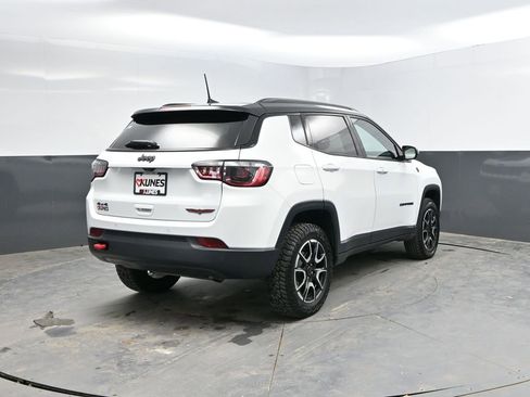 Used 2025 Jeep Compass Trailhawk AWD/4WD image 9