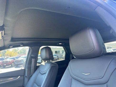 Certified 2022 Cadillac XT5 Sportv w/ LPO, ONYX Package image 7