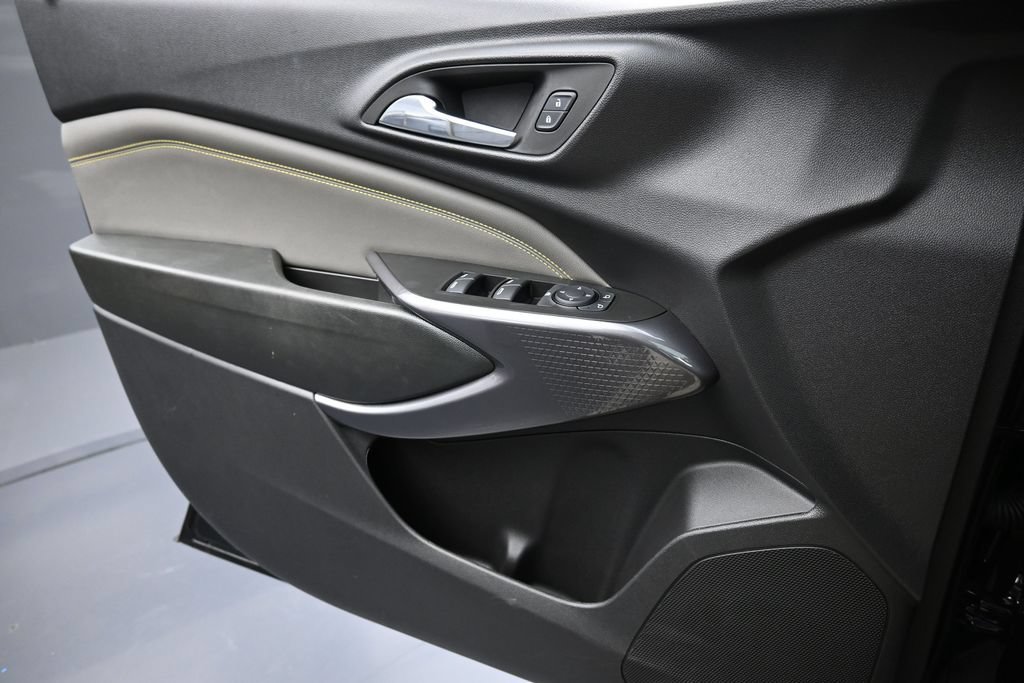 Used 2026 Chevrolet Trax ACTIV w/ Sunroof Package FWD image 22