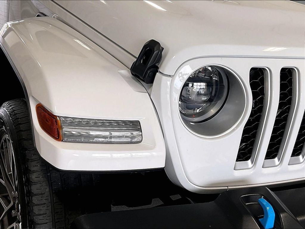 Used 2023 Jeep Wrangler Unlimited Sahara AWD/4WD image 32