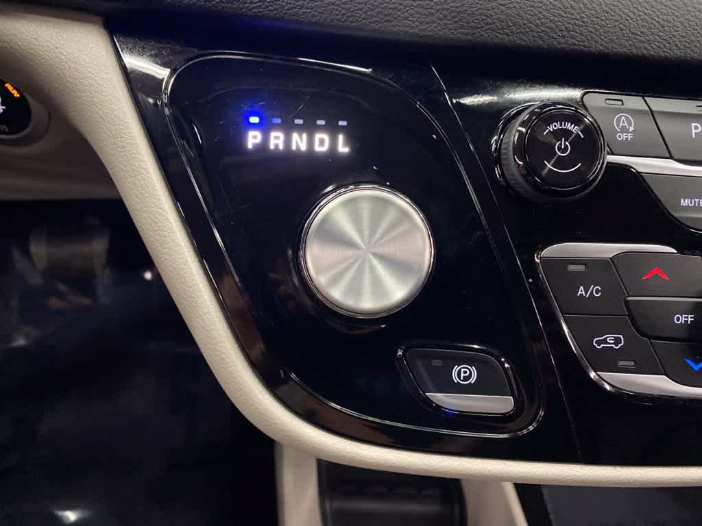 Used 2024 Chrysler Pacifica Touring-L FWD image 26