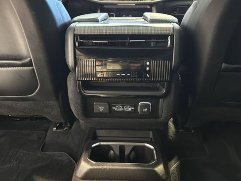Used 2023 Jeep Wagoneer Series II w/ Premium Group I AWD/4WD image 31