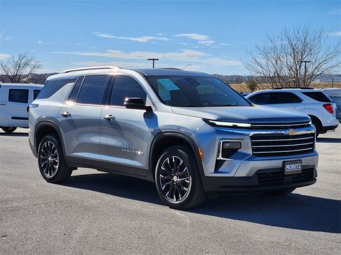 Used 2025 Chevrolet Traverse LT w/ Sun and Wheel Package image 2