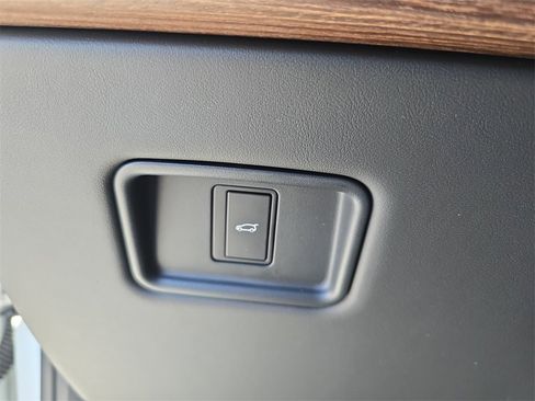 New 2025 Land Rover Range Rover Long Wheelbase SE image 27