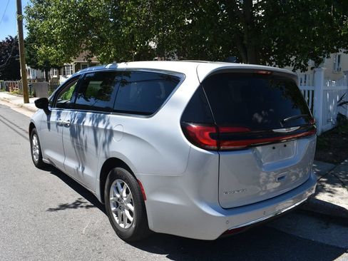 Used 2024 Chrysler Pacifica Touring-L FWD image 8