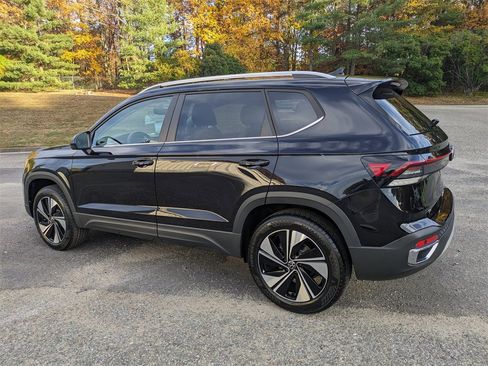 New 2026 Volkswagen Taos SE image 6