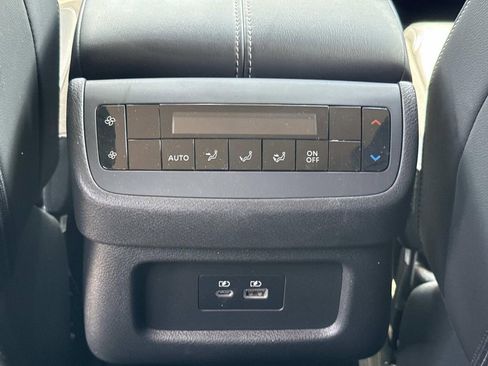 Used 2024 Nissan Pathfinder SL FWD image 19