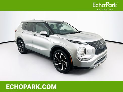 Used 2024 Mitsubishi Outlander SE image 1