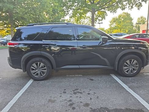 Used 2025 Nissan Pathfinder SV w/ SV Premium Package FWD image 9