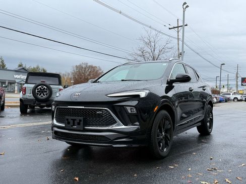 Used 2024 Buick Encore GX Sport Touring image 2