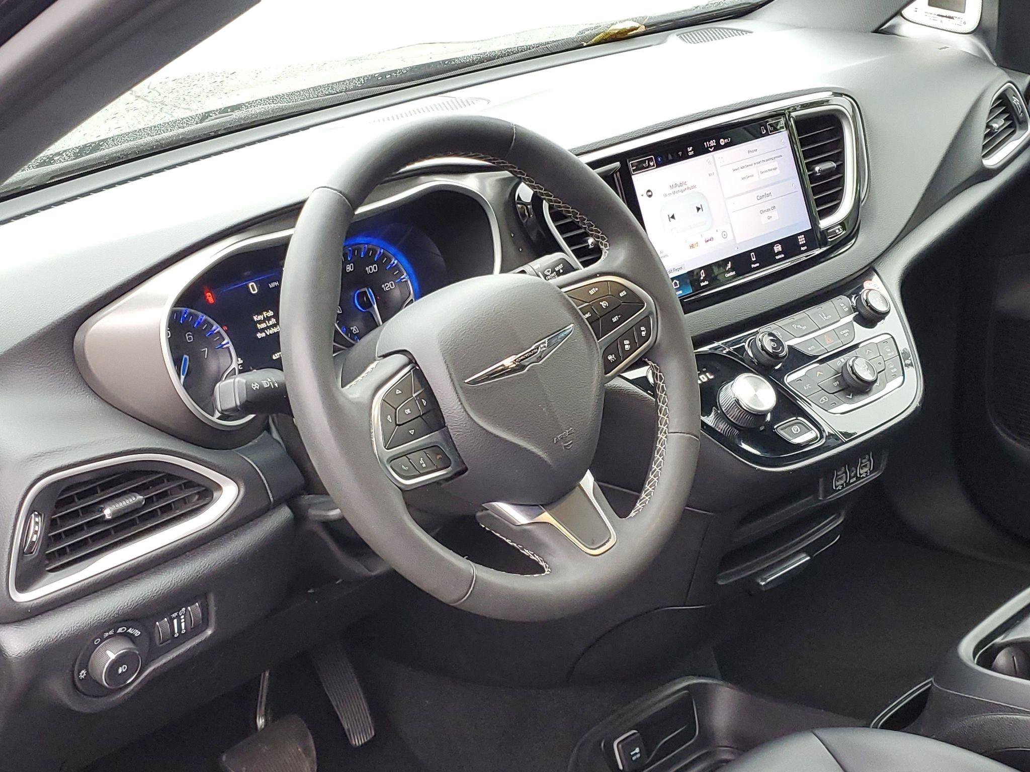 Used 2025 Chrysler Pacifica Select FWD image 7