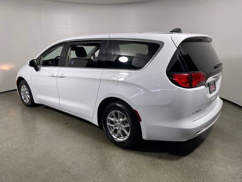Used 2023 Chrysler Voyager LX FWD image 5