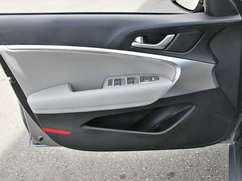 Used 2022 Genesis G70 2.0T image 15