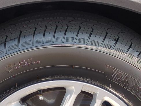 Used 2025 Ford Explorer Active RWD image 12