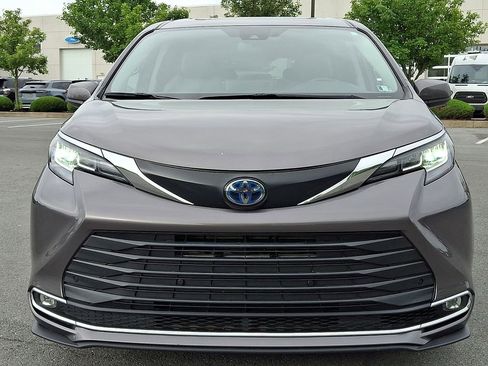 Used 2021 Toyota Sienna XLE AWD/4WD image 4