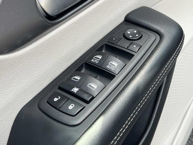 Used 2023 Chrysler Pacifica Touring-L FWD image 27