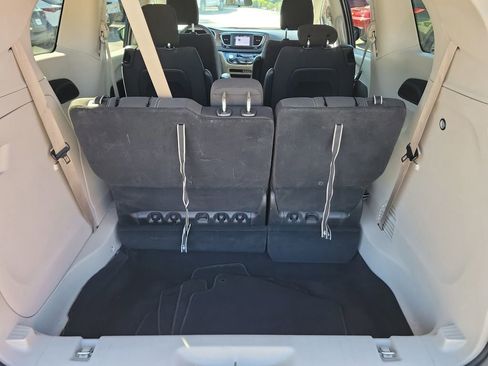 Used 2022 Chrysler Voyager LX FWD image 8