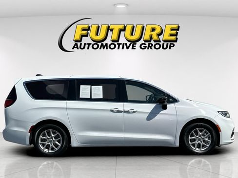 Used 2025 Chrysler Pacifica Select FWD image 2
