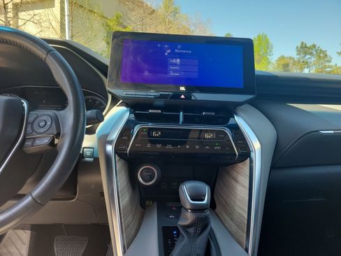 Used 2023 Toyota Venza XLE image 23