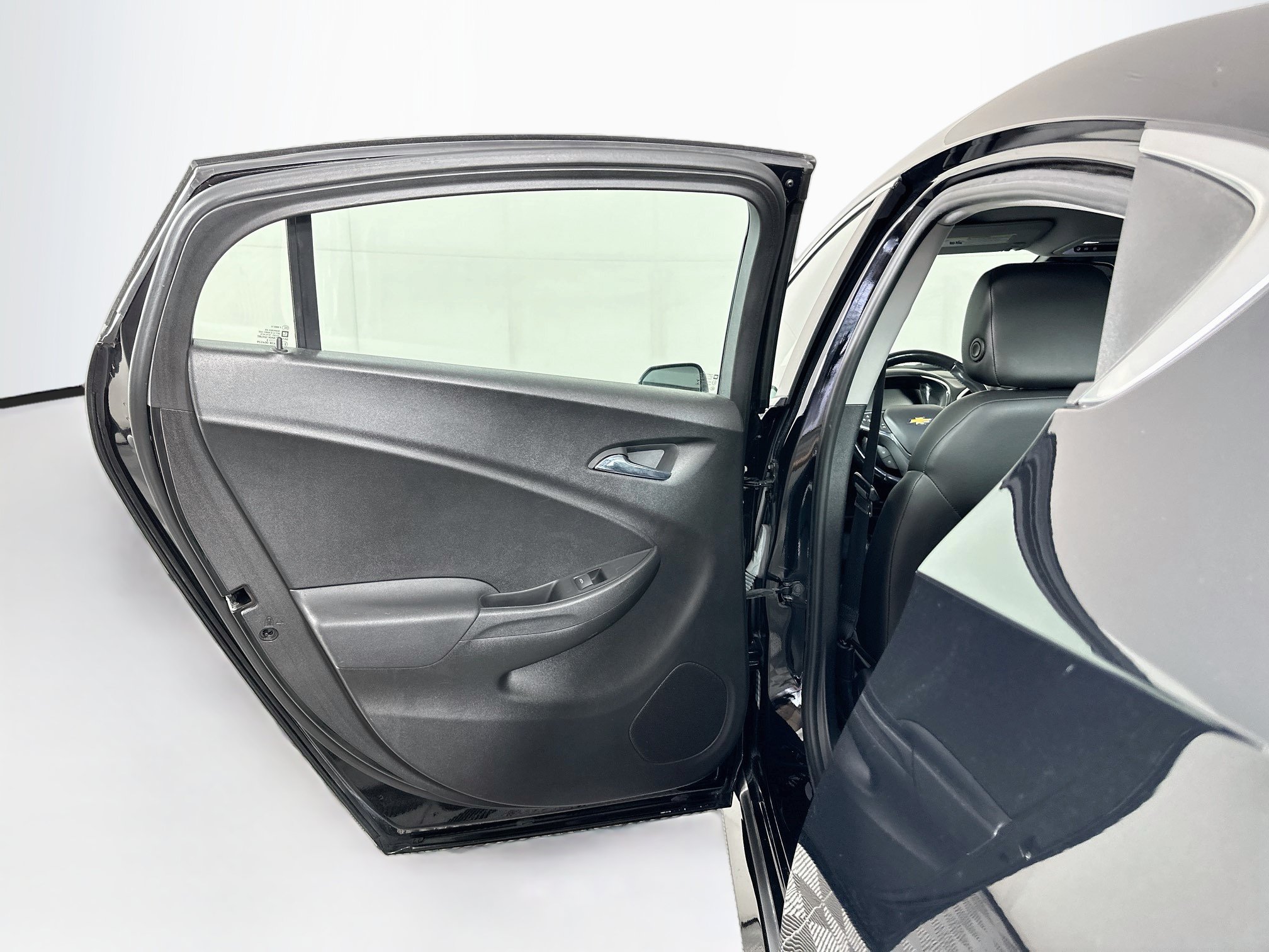 Used 2018 Chevrolet Volt Premier w/ Driver Confidence Package FWD image 26