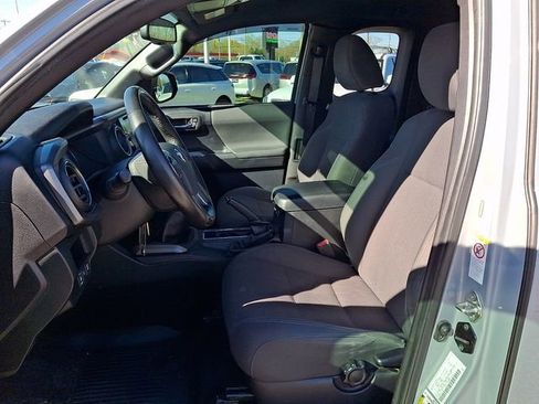 Used 2018 Toyota Tacoma TRD Sport image 10