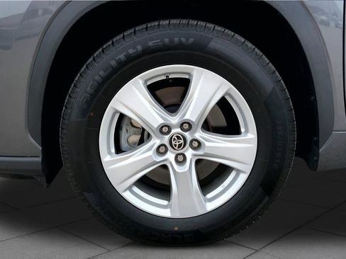 Used 2024 Toyota Highlander LE FWD image 11