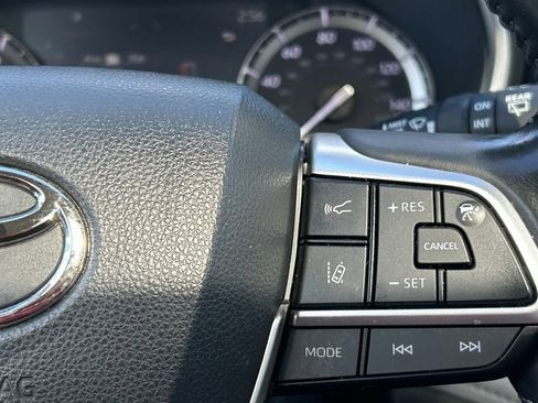 Used 2022 Toyota Highlander XLE image 25