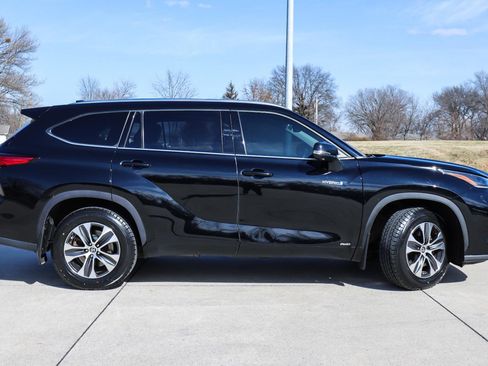 Used 2021 Toyota Highlander XLE image 5