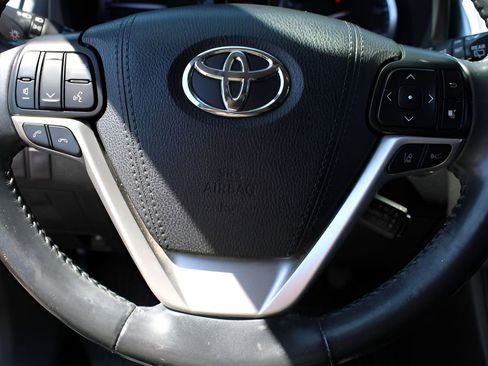Used 2019 Toyota Highlander XLE AWD/4WD image 13
