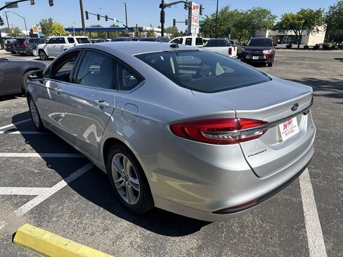 Used 2018 Ford Fusion SE FWD image 3