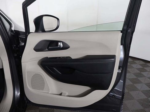 Used 2023 Chrysler Pacifica Touring-L FWD image 24