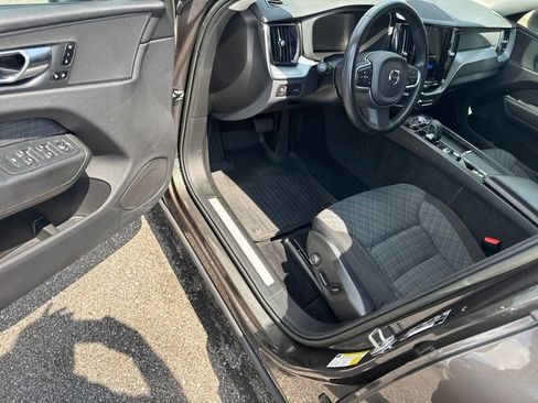 Used 2022 Volvo XC60 B5 Momentum FWD image 7