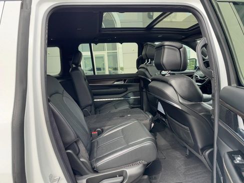 Used 2022 Jeep Grand Wagoneer Series I w/ Flexible Seating Group AWD/4WD image 13