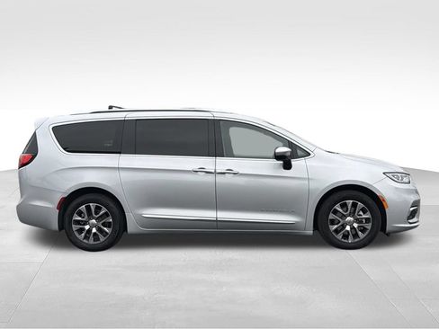 Used 2023 Chrysler Pacifica Pinnacle FWD image 12