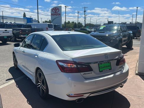 Used 2017 Honda Accord Touring image 3
