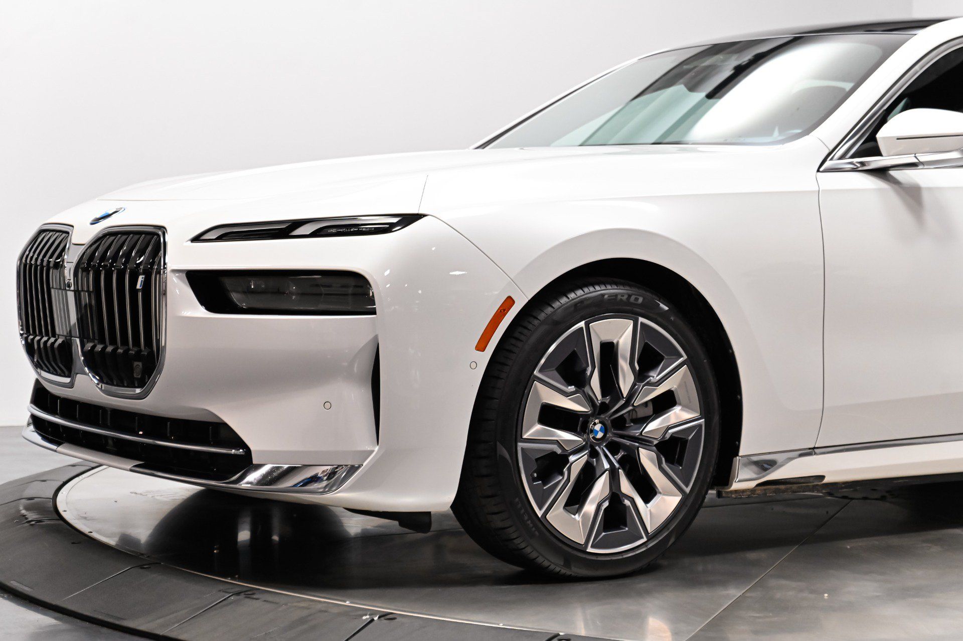 Used 2023 BMW i7 xDrive60 AWD/4WD image 5