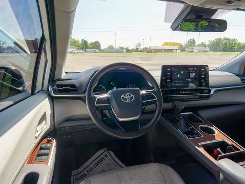 Used 2021 Toyota Sienna LE AWD/4WD image 13
