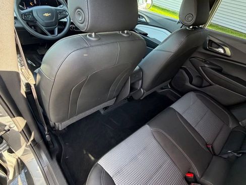 Used 2025 Chevrolet Trax LT FWD image 10