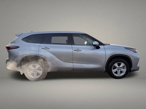 Used 2022 Toyota Highlander LE image 6