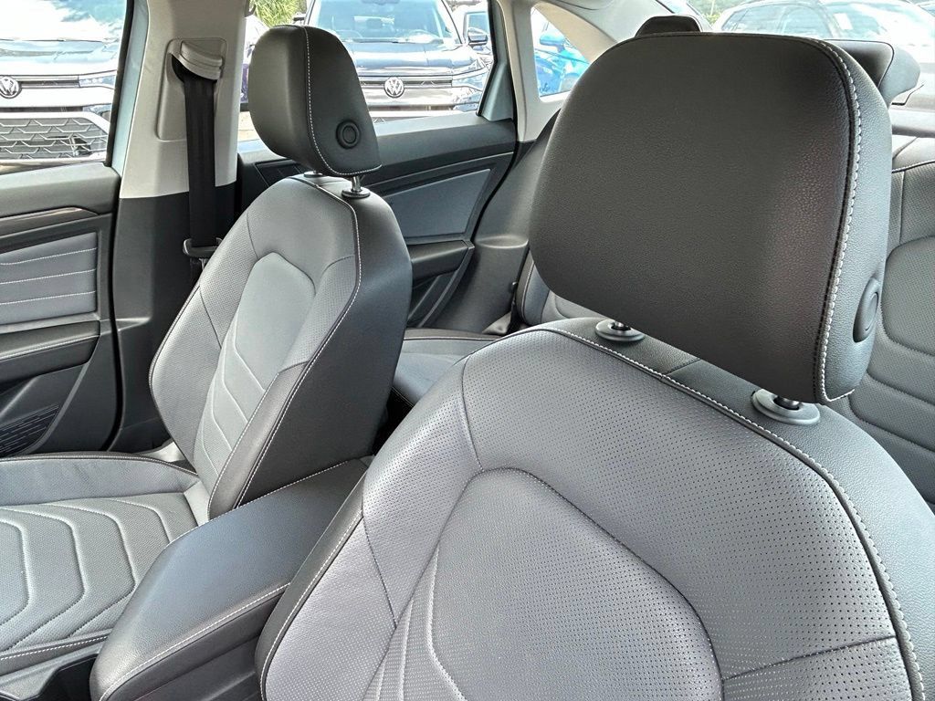Certified 2025 Volkswagen Jetta SEL FWD image 32