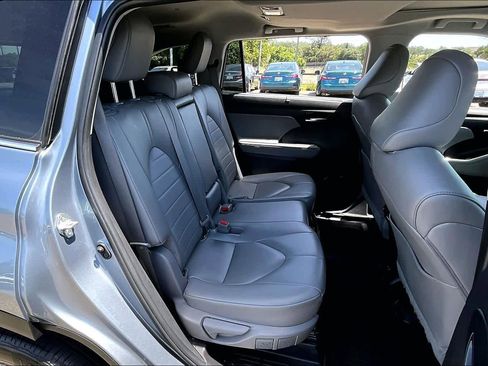 Used 2023 Toyota Highlander XLE AWD/4WD image 19