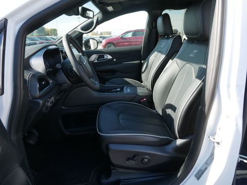 New 2026 Chrysler Pacifica Limited w/ S Appearance Package image 6