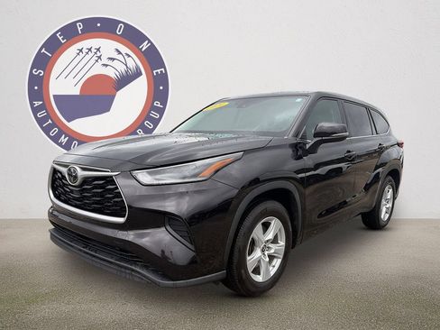 Used 2021 Toyota Highlander L FWD image 2