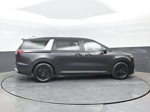 Used 2025 Kia Carnival FWD image 3
